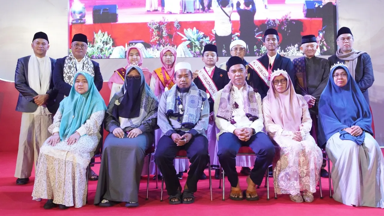 KH. Yusuf Mansur dan Putrinya Wirda Mansur Melantik 588 Santri di Wisuda Tahfizh Nasional (WTN) Daarul Qur'an KH. Yusuf Mansur dan Putrinya Wirda Mansur Melantik 588 Santri di Wisuda Tahfizh Nasional (WTN) Daarul Qur'an