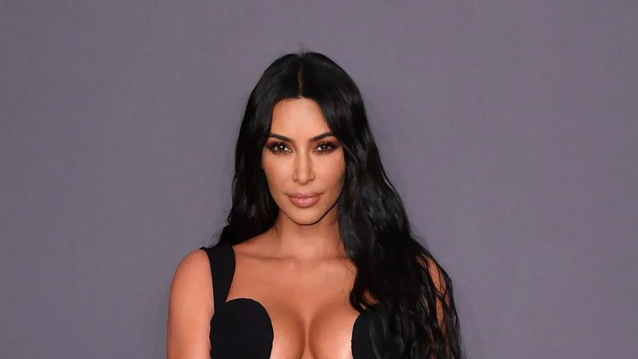 Kim Kardashian Kembali Bikin Geger Internet dengan Gaunnya