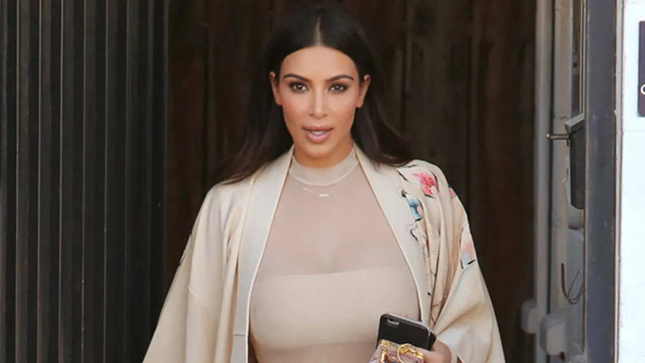 Kim Kardashian Nekat Topless & Bugil di Photoshoot Terbaru