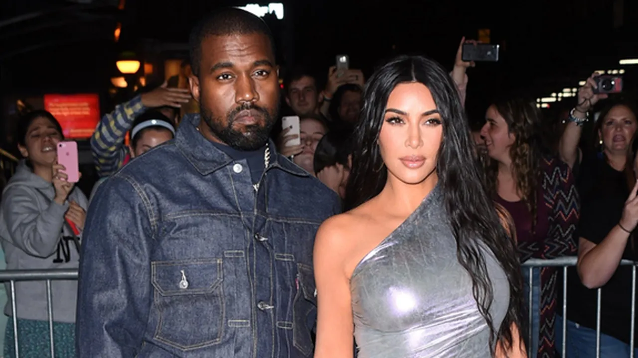 Kim Kardashian Resmi Gugat Cerai Kanye West Setelah 7 Tahun Menikah Kim Kardashian Resmi Gugat Cerai Kanye West Setelah 7 Tahun Menikah