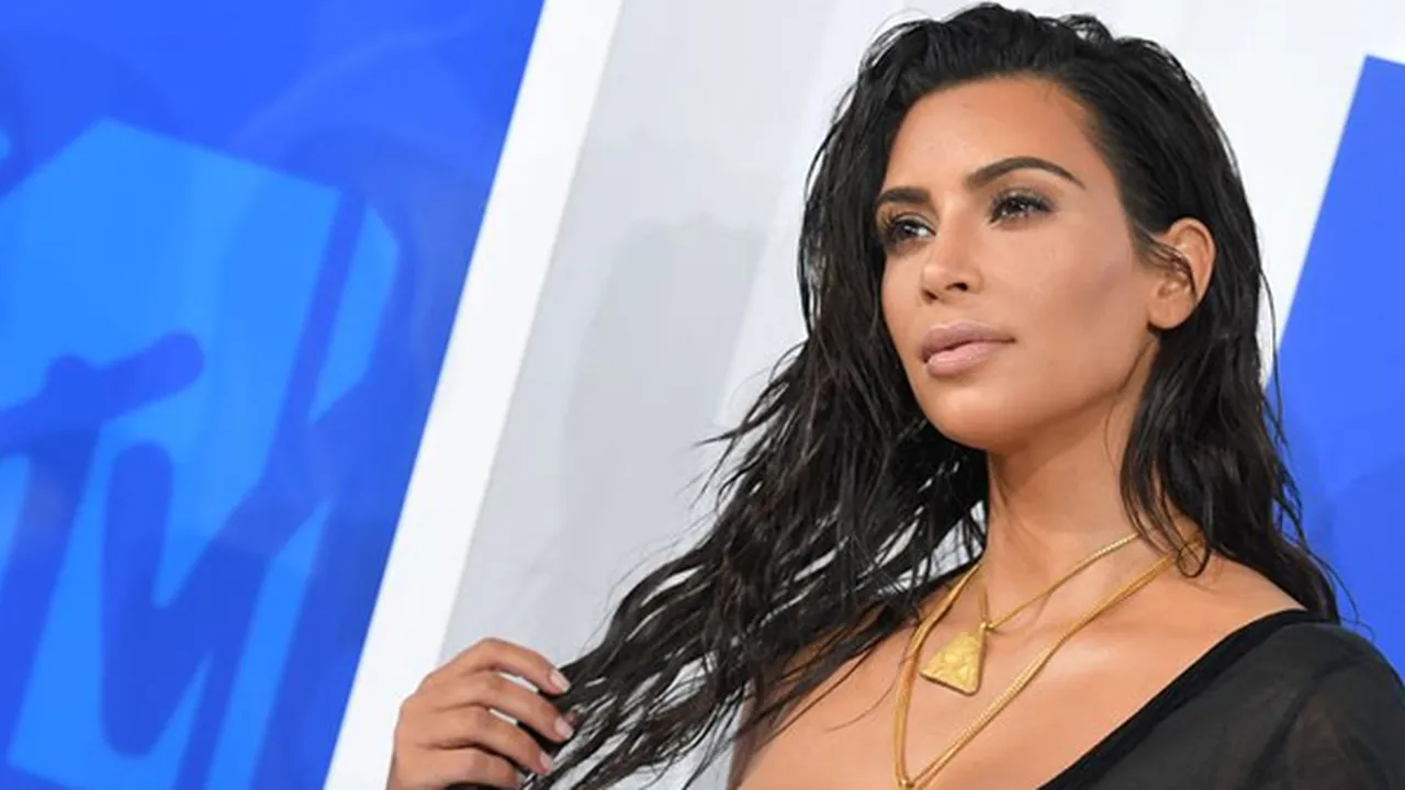 Kim Kardashian Topless Sambil Pose Bareng Baby Chicago West