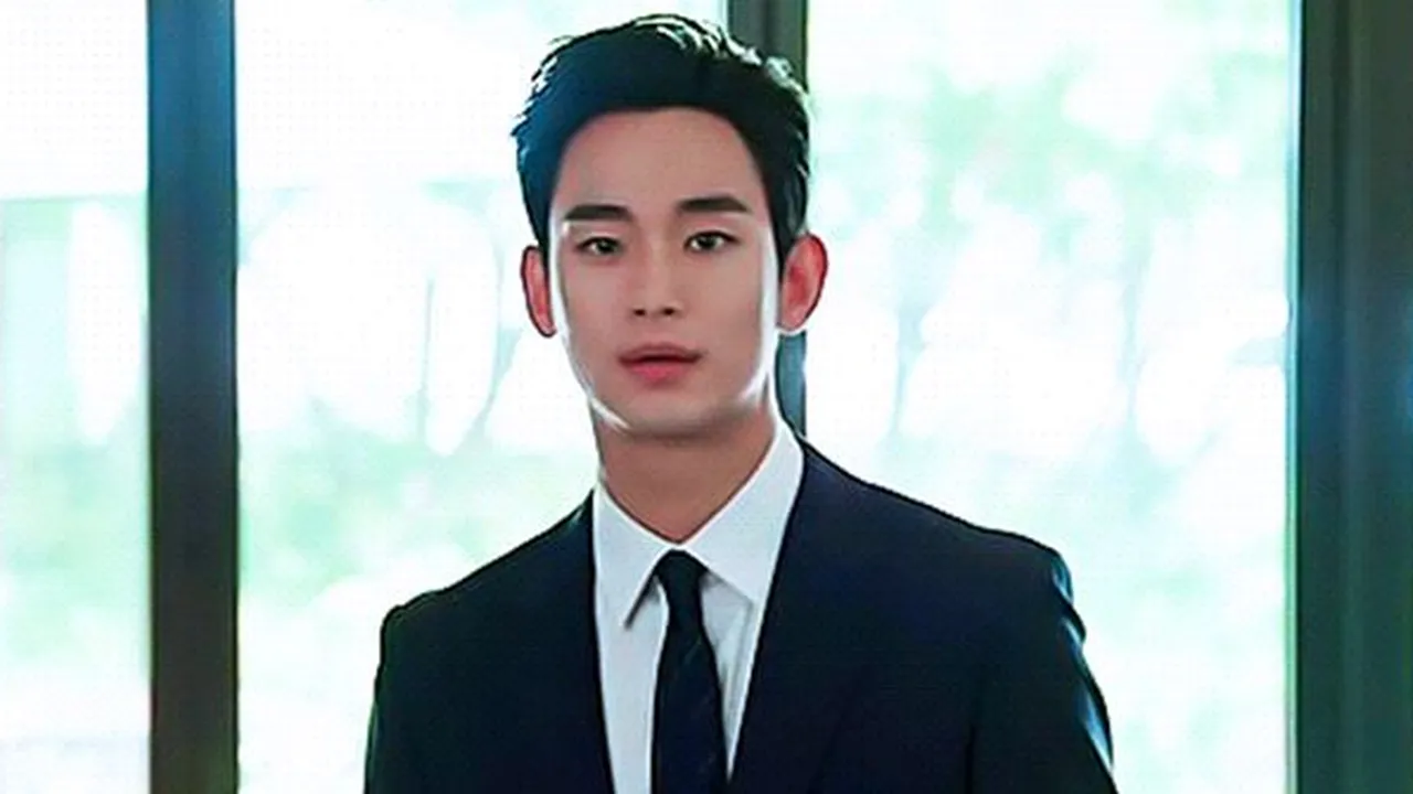 Kim Soo Hyun Pakai Jas dan Pamer Jidat di 'IT'S OKAY TO NOT BE OKAY', Visualnya Bikin Heboh