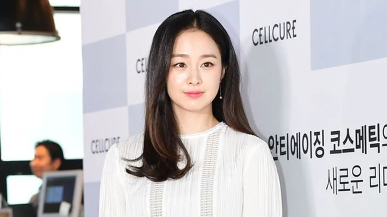 Kim Tae Hee Muncul di Youtube Bareng MUA, Belajar Cara Unboxing Aja Cantik