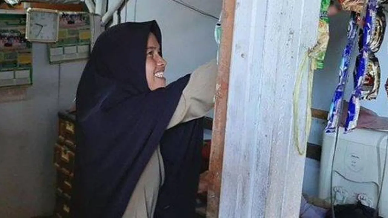 Kisah Haru, Guru SD di Banten Ini Dapat Gaji 350 Sebulan & Tinggal di Toilet Sekolah