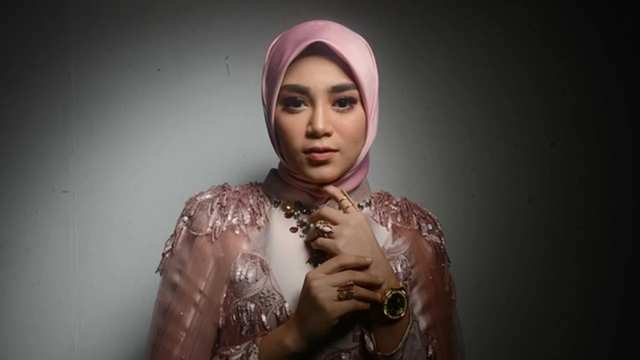 [Kisah] Uyaina Arshad, Host Cantik DAA4 yang Yatim Dari Kecil