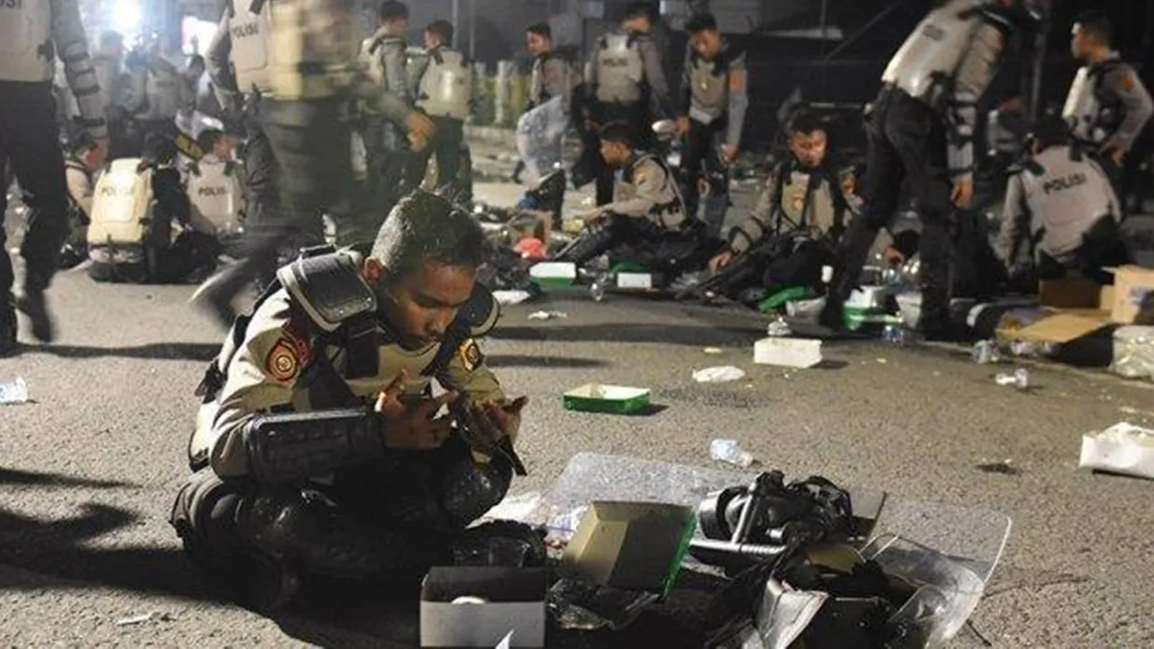 Kisah Warga Bagikan Air Minum Kepada Polisi Dalam Aksi 22 Mei, Respect!