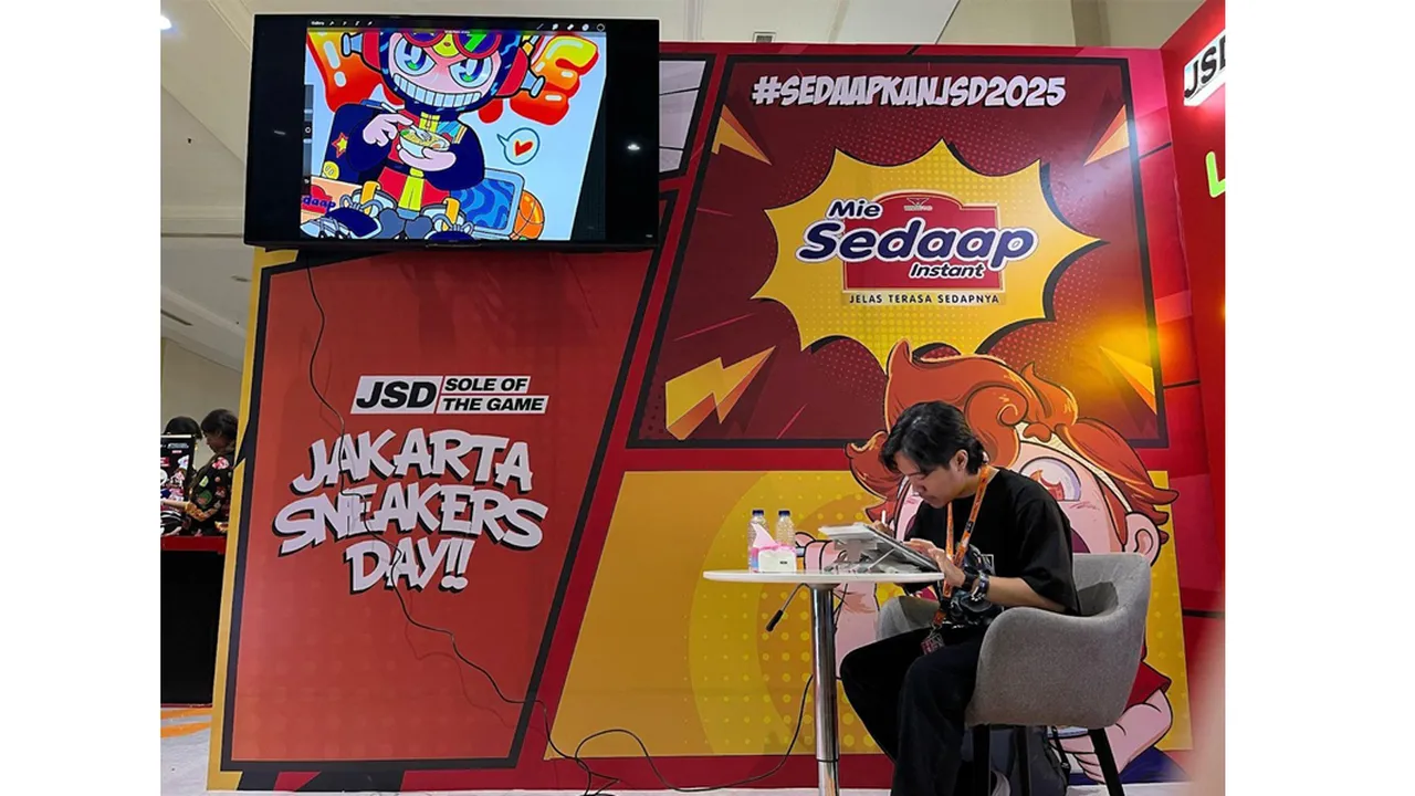 Kolaborasi Paling Gokil! Mie Sedaap Ajak Seniman Bikin Sketching Sedaap Sneakers Makin Berkarakter di JSD 2025