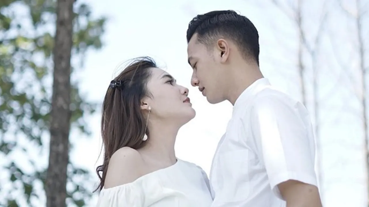Kompak Pakai Batik Kembaran, Ini Momen Lamaran Nella Kharisma dan Dory Harsa?