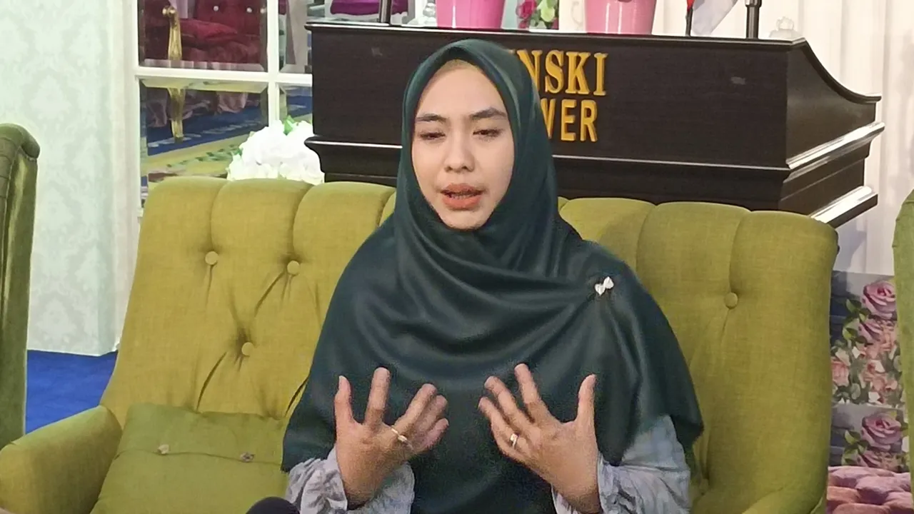 Kondisi Ibunda yang Mengalami Penyakit Langka Membaik, Oki Setiana Dewi Kembali Terapi Stemcell Kedua Kondisi Ibunda yang Mengalami Penyakit Langka Membaik, Oki Setiana Dewi Kembali Terapi Stemcell Kedua