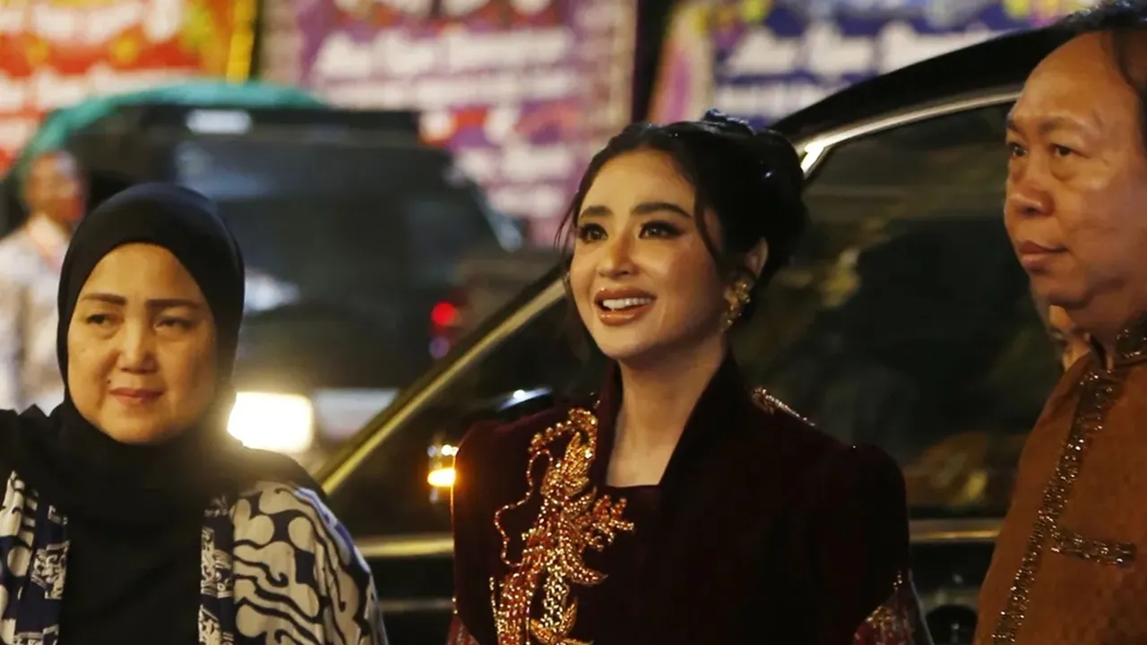 Kondisi Tio Pakusadewo Membaik, Dewi Perssik Berharap Bisa Main Film Bareng