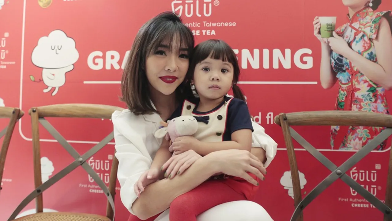 Koneng Perkenalkan Pengasuh Baru Putri Gading Marten dan Gisella Anastasia