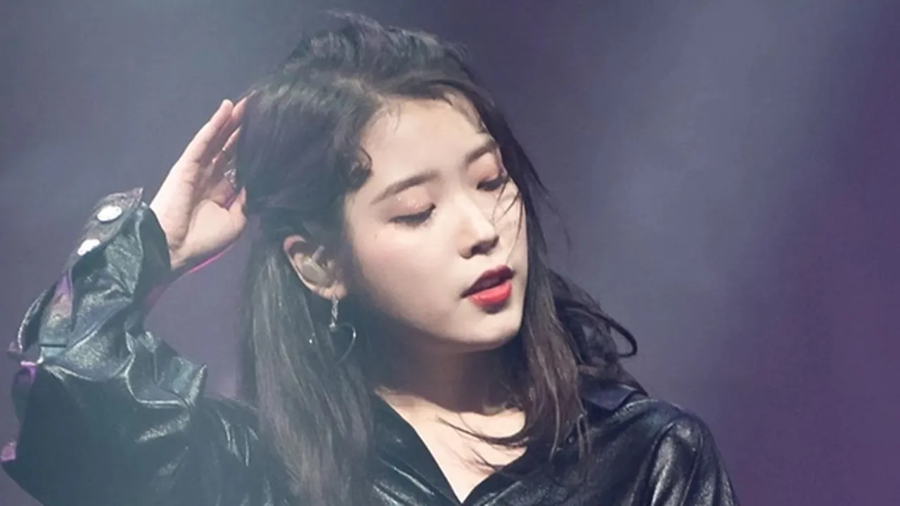 Konser di Jakarta, IU Ajak Ribuan Penonton Tidur di Lagu 'Lullaby'