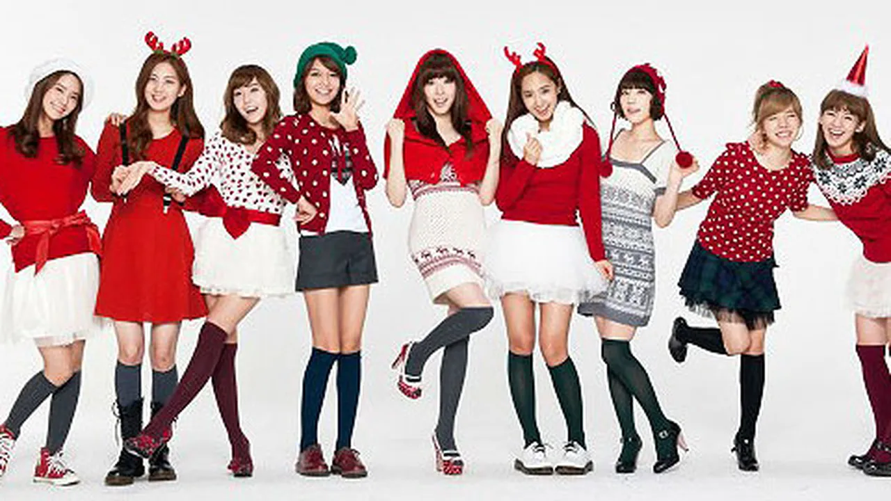 Intip Kostum Sinterklas Cute dan Seksi Ala Girlband K-Pop!