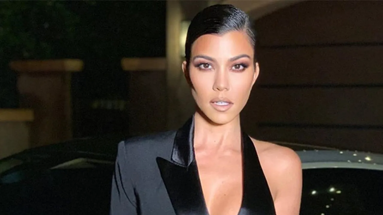 Kourtney Kardashian Nekat Pose Tanpa Busana Dalam Bathtub
