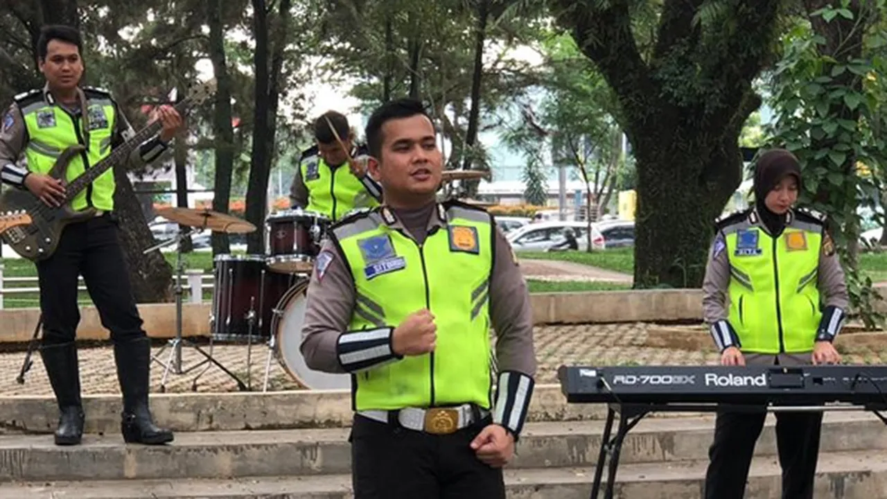 Kreatif! Polisi Tangsel Serukan Persatuan Lewat Karya Musik