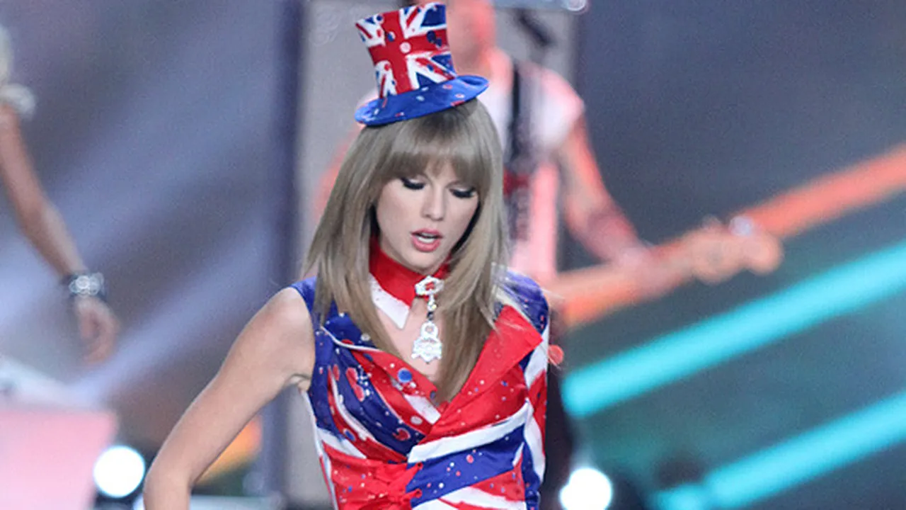 Kreatifnya Taylor Swift, Bendera Inggris Bisa Jadi Gaun Konser!