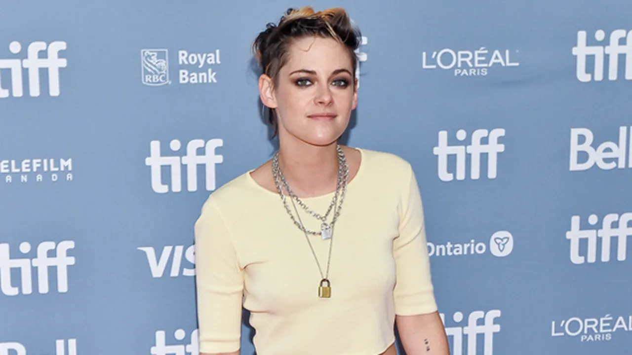 Kristen Stewart Tertangkap Gandeng Mesra Pacar Barunya, Dylan Meyer
