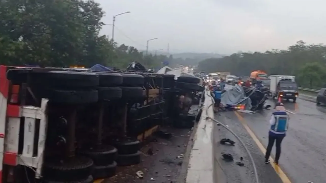 Kronologi Kecelakaan Maut Bus Rombongan Peziarah di Tol Cipularang, Tabrak Truk dan Telan Korban Jiwa