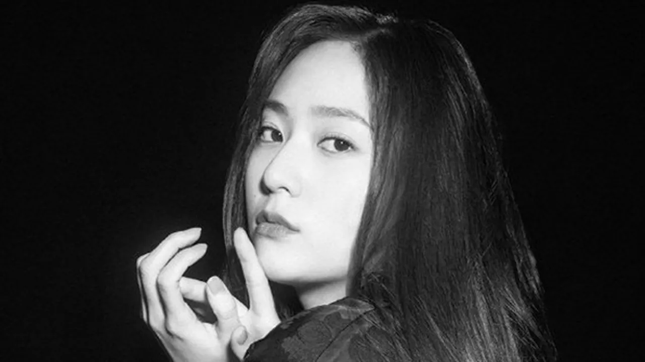 Krystal f(x) Pancarkan Pesona Chic dan Classy di Pemotretan 'Urbanlike'