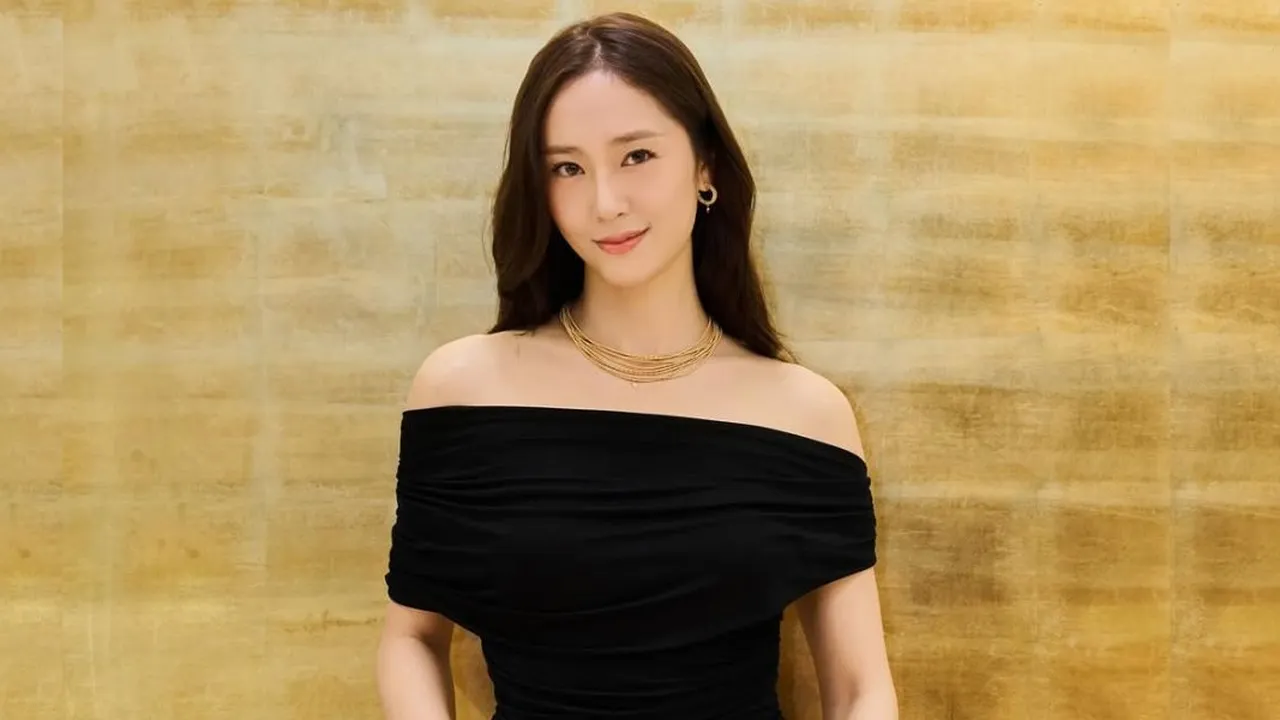 Krystal Jung Comeback Sebagai Solois, Umumkan Rilis Album Perdananya "Solitary" Krystal Jung Comeback Sebagai Solois, Umumkan Rilis Album Perdananya "Solitary"