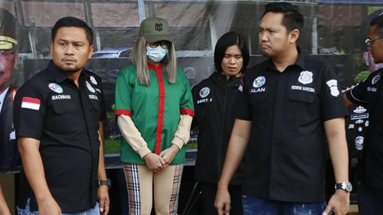 KTP Perempuan Tapi Paspor Laki-Laki, Lucinta Luna Ditahan di Ruangan Khusus