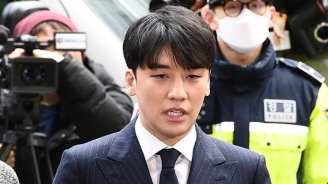 警察官らに囲まれて歩く元BIGBANGのV.I(スンリ)