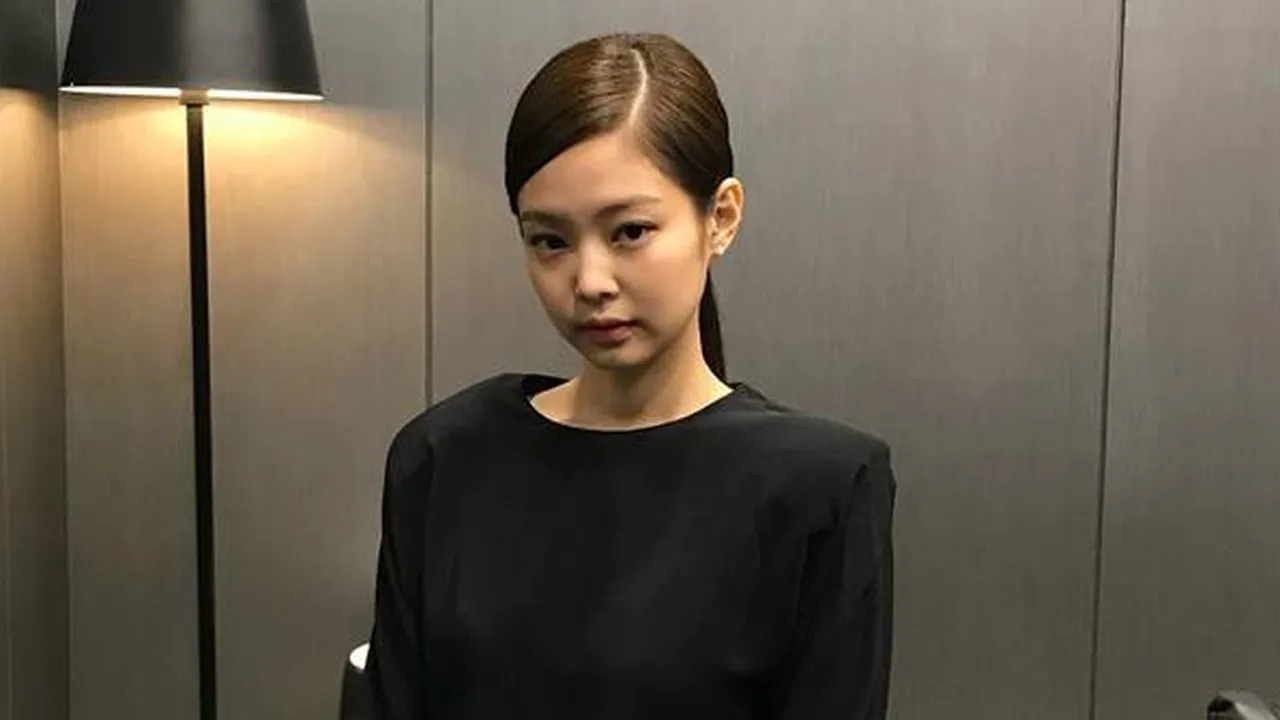 Kuku Palsu Jennie BLACKPINK Hilang Satu, Ternyata Nempel di ...