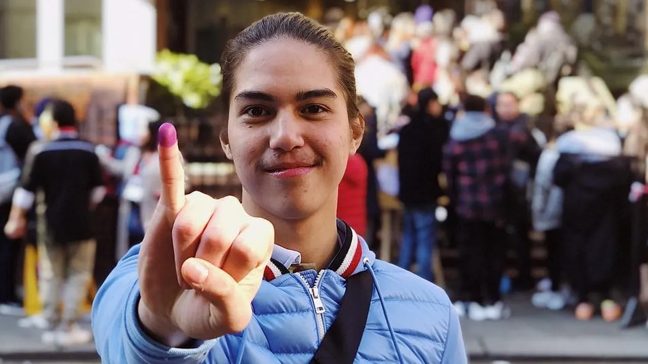 Kuliah di London, El Rumi Sudah Nyoblos Duluan!