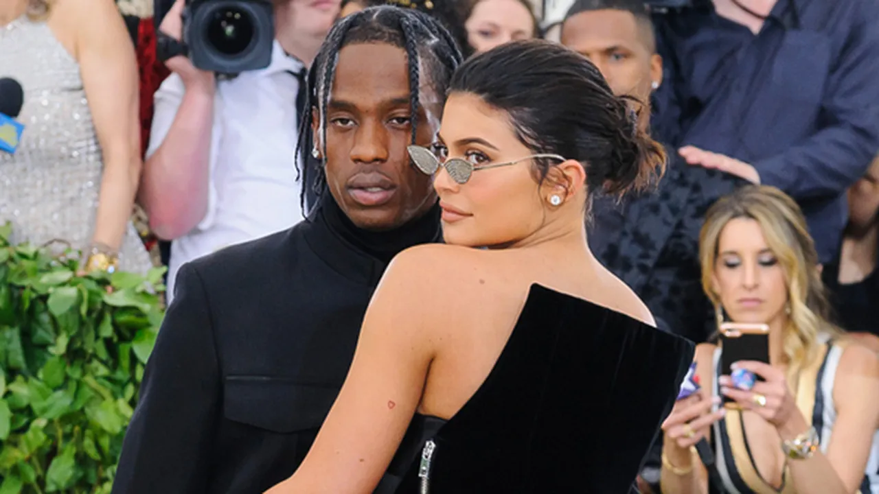 Kylie Jenner & Travis Scott Ajak Stormi Webster Jalan-Jalan