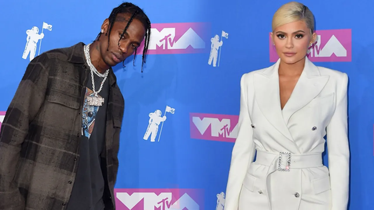 Kylie Jenner & Travis Scott Kompak Pamer Foto Bareng Stormi Webster Kylie Jenner & Travis Scott Kompak Pamer Foto Bareng Stormi Webster