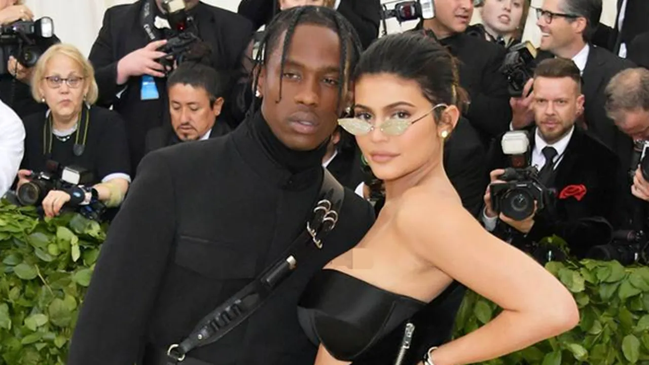 Kylie Jenner & Travis Scott Umbar Kemesraan di Depan Umum