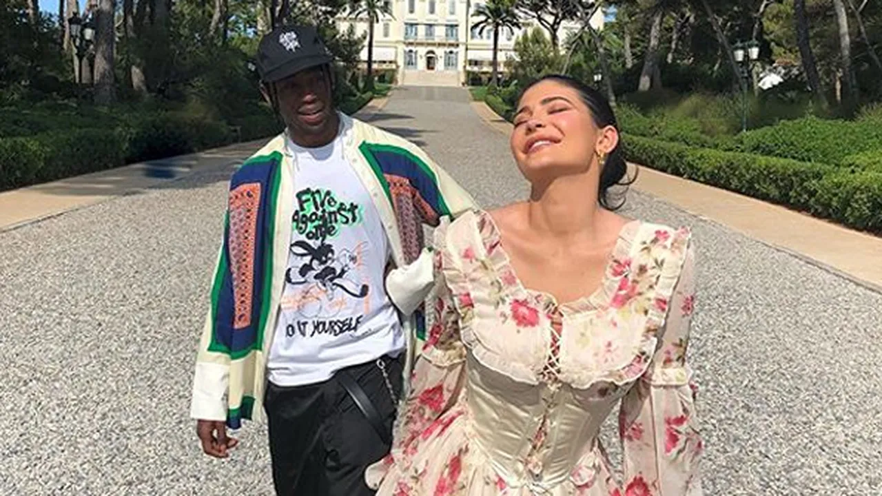 Kylie Jenner Akui Putus dari Travis Scott & Bantah Kencan Sama Tyga