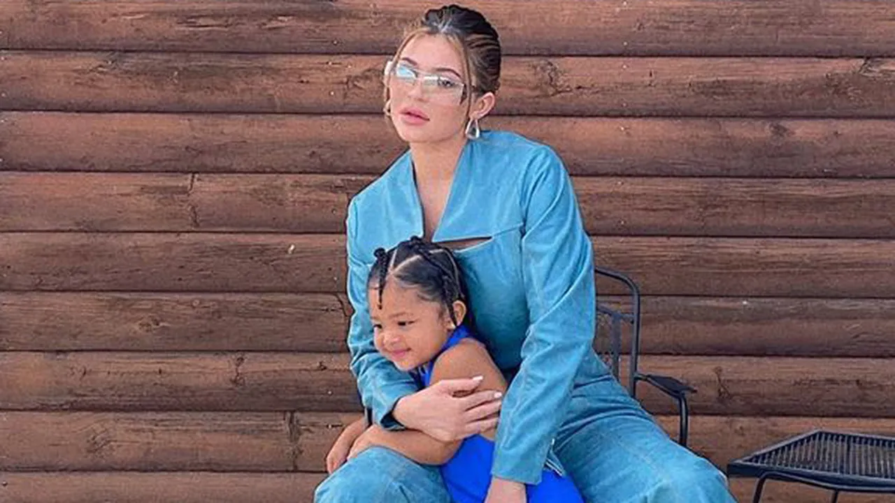 Kylie Jenner Berbaring di Atas Pangkuan Stormi Webster, Bikin Gemes Maksimal!