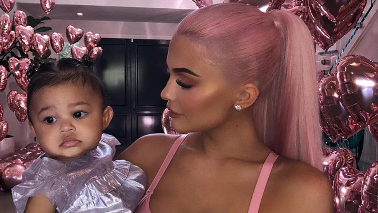 Kylie Jenner Pamer Kemiripan Stormi Webster & Dirinya Saat Masih Bayi