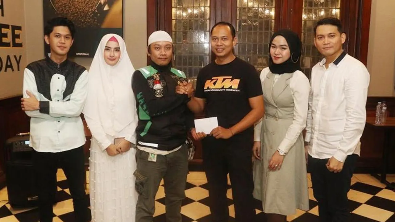 Label Artis Artha Music Production Bagi-Bagi Takjil di Bunderan HI