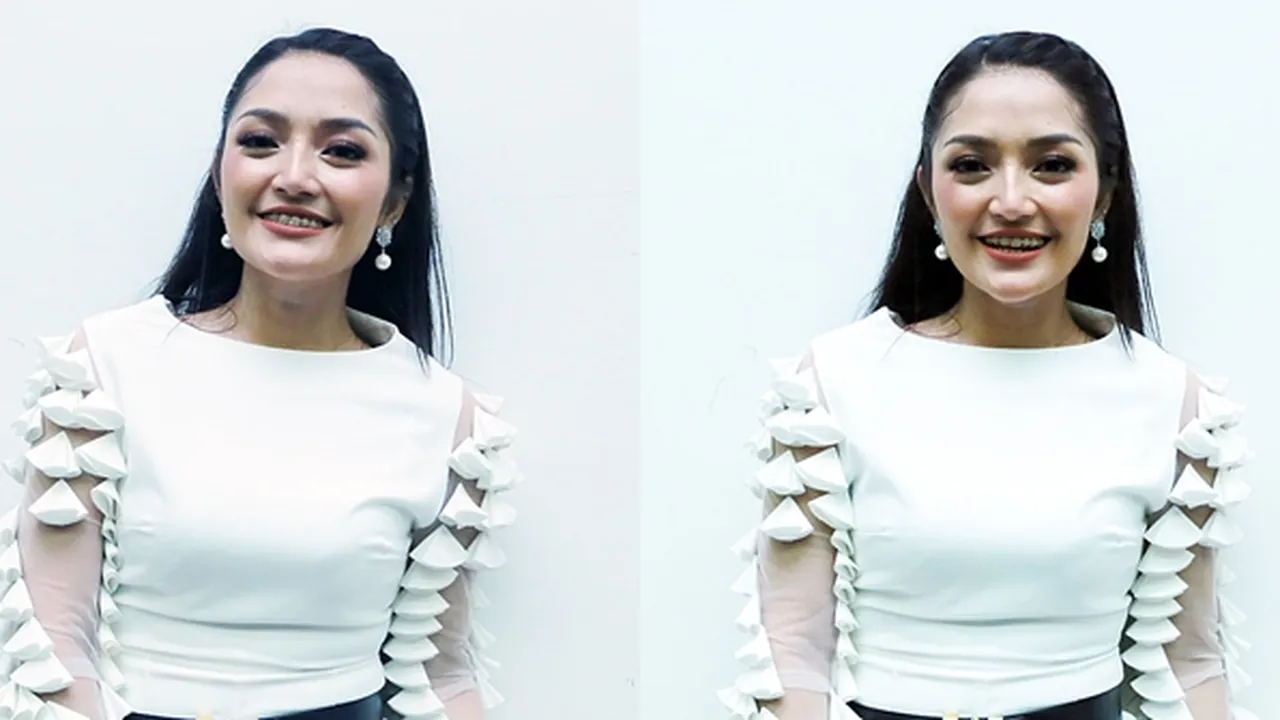 Lagi Asyik Selfie di Atas Panggung, Siti Badriah Mendadak Dicium Pria Ini