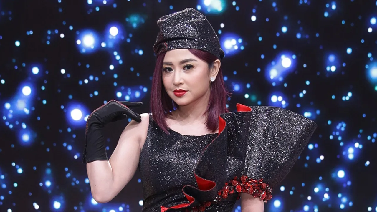 Lagu Dewi Perssik 'Indah Pada Waktunya' Tembus 100 Juta Penonton