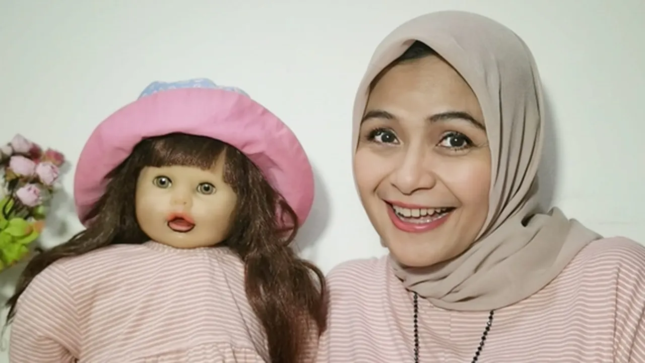 Lama Tak Terdengar Kabar, Ria Enes Ternyata Masih Sering Mendongeng Bersama Boneka Susan