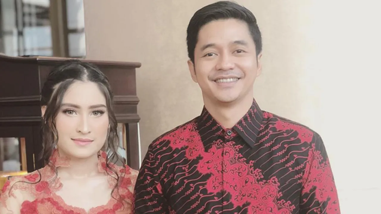Lamaran Romantis Adly Fairuz & Angbeen Rishi, Manis Dengan Adat India