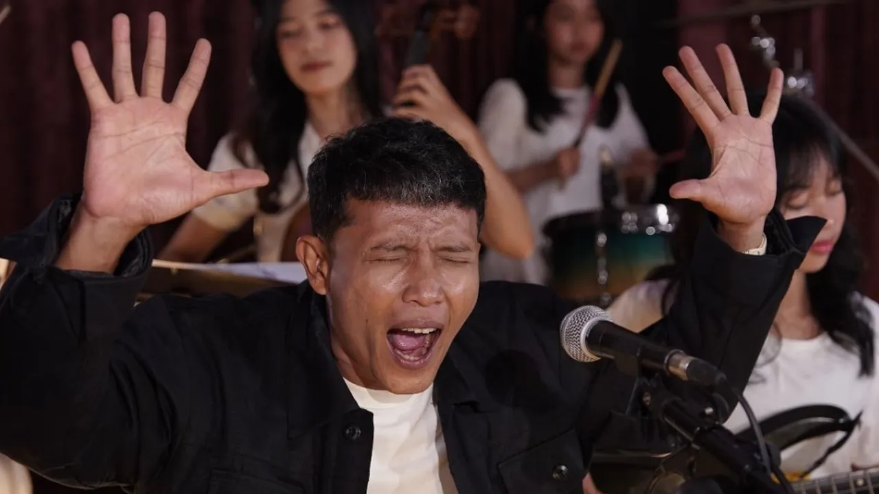 Lamlam Vokalis Closehead Tunjukkan Sisi Lainnya di Get Closer with Mercusuar Show