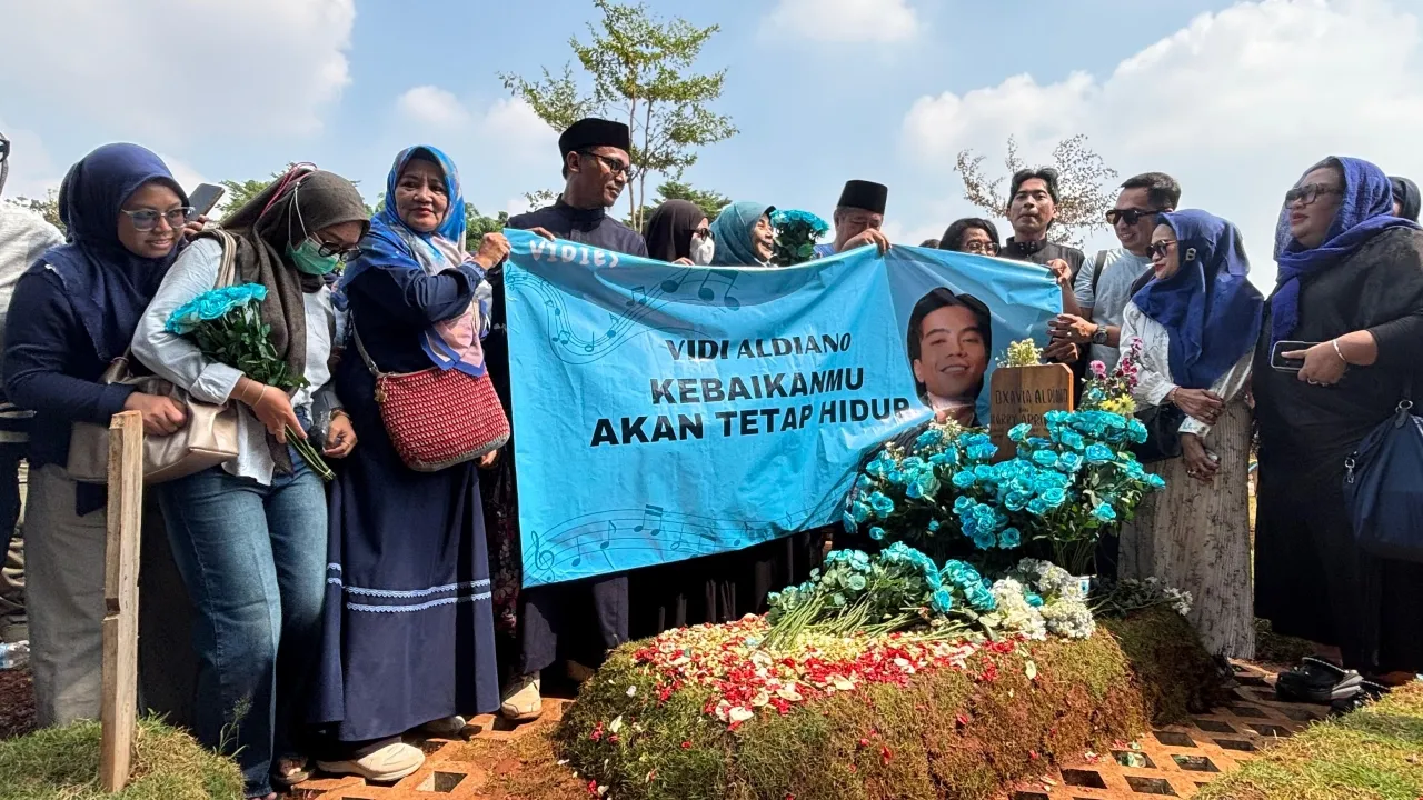 Lampu Solar Panel di Makam Vidi Aldiano Hilang Dicuri, Begini Tanggapan Pihak Keluarga Lampu Solar Panel di Makam Vidi Aldiano Hilang Dicuri, Begini Tanggapan Pihak Keluarga