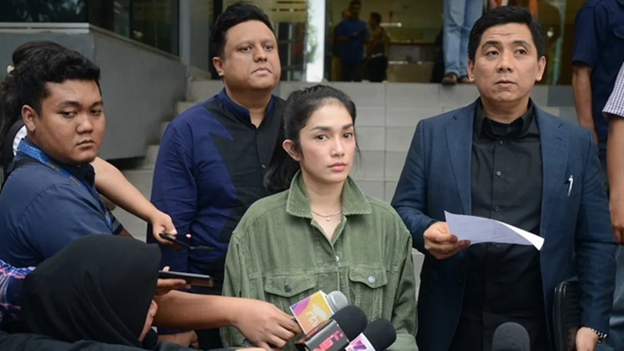 Langsung Bertindak, Ussy Sulistiawaty Temukan Oknum Akun Instagram yang Bully Anaknya Langsung Bertindak, Ussy Sulistiawaty Temukan Oknum Akun Instagram yang Bully Anaknya