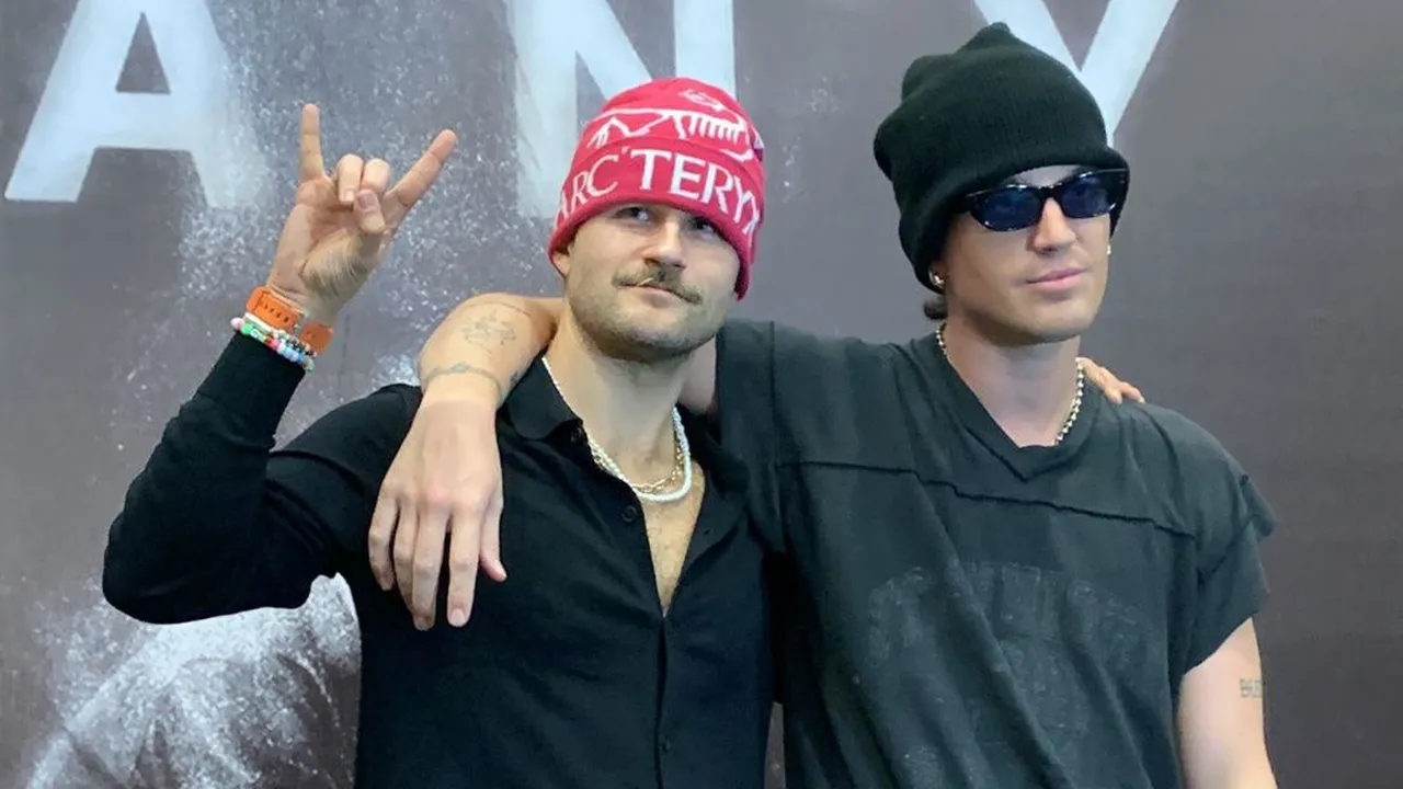 LANY Kibarkan Bendera Merah Putih di Konser 'November To Remember Asia Tour 2022' LANY Kibarkan Bendera Merah Putih di Konser 'November To Remember Asia Tour 2022'