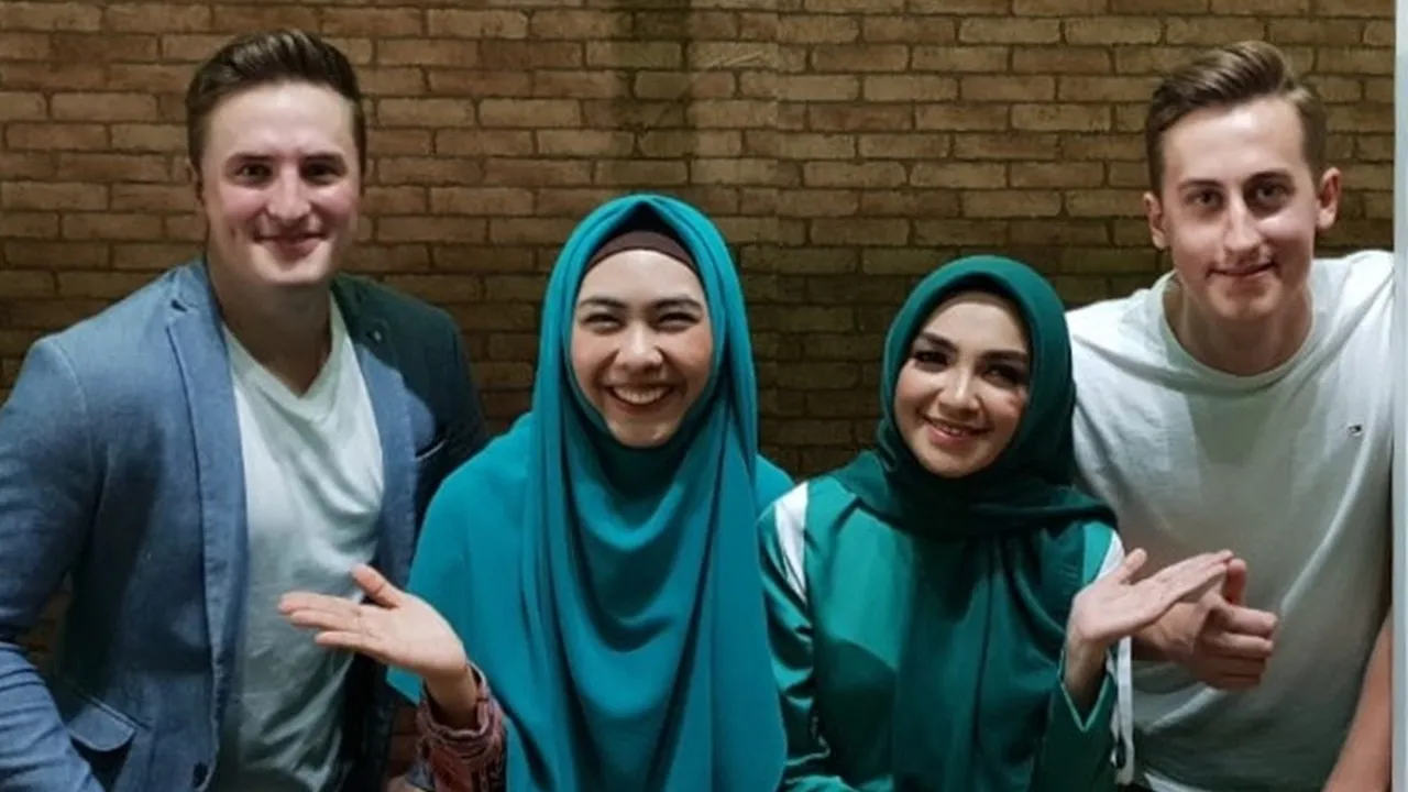 Launching Toko Oleh-Oleh, Oki Setiana Dewi Bantu Jual Kue Para Artis