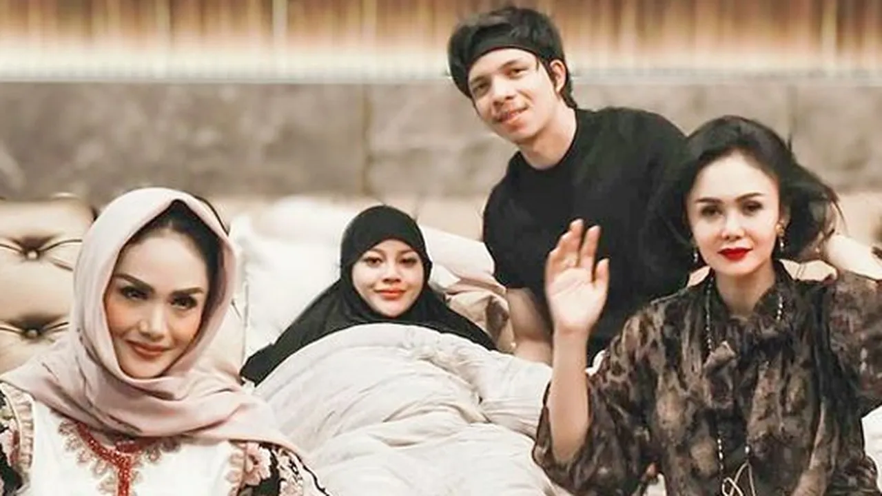Lebaran ke Rumah Atta - Aurel, Krisdayanti Bawa Kasih Sayang
