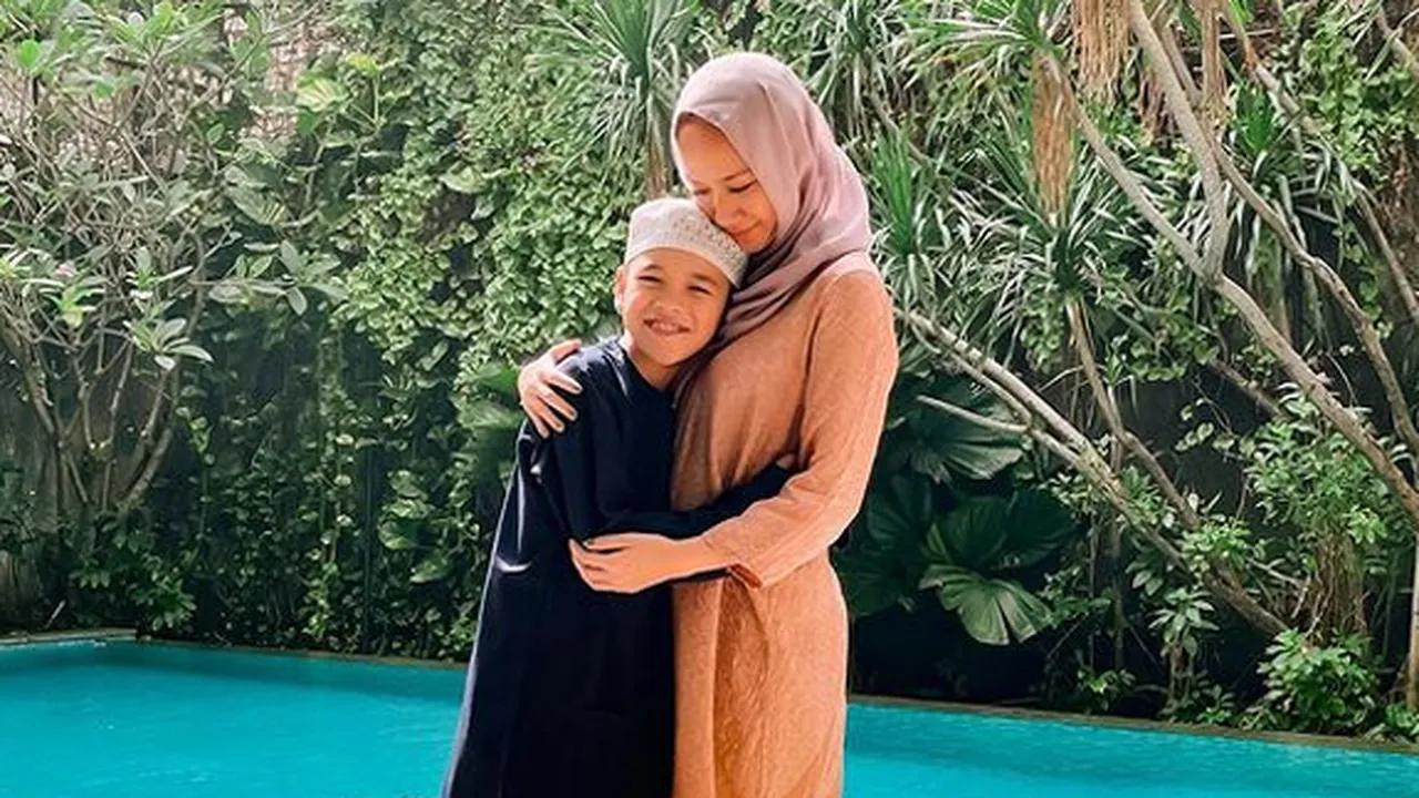 Lebaran Kedua Tanpa Ashraf, BCL Nyekar Ditemani Noah dan Ungkap Rindu Lebaran Kedua Tanpa Ashraf, BCL Nyekar Ditemani Noah dan Ungkap Rindu