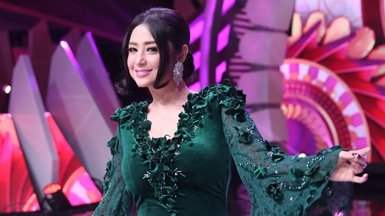 Ulang Tahun Ke-33, Ini Harapan Dewi Perssik Untuk Sang Keponakan Ulang Tahun Ke-33, Ini Harapan Dewi Perssik Untuk Sang Keponakan