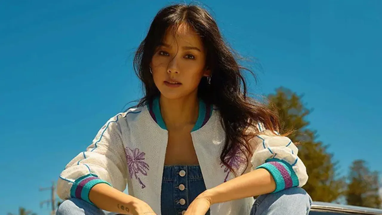 Lee Hyori Tampil Cantik Natural & Nekat Tanpa Bra di Photoshoot Terbaru Lee Hyori Tampil Cantik Natural & Nekat Tanpa Bra di Photoshoot Terbaru