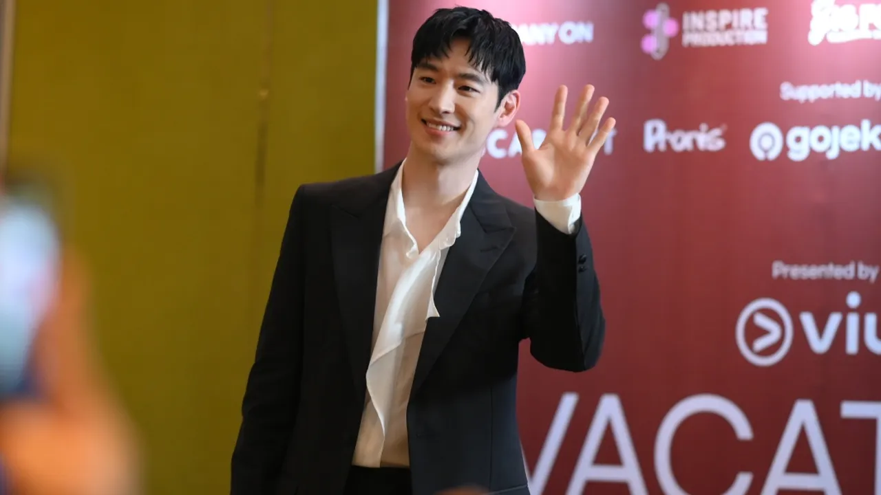 Lee Je Hoon Sukses Bius Ribuan Fans dengan Pesonanya dalam Fan Meet yang Digelar Viu Lee Je Hoon Sukses Bius Ribuan Fans dengan Pesonanya dalam Fan Meet yang Digelar Viu