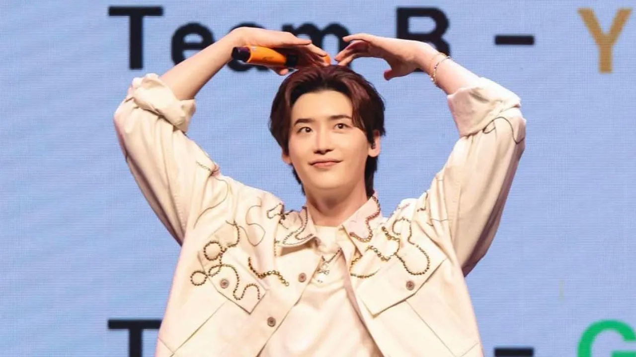 Lee Jong Suk Luncurkan Official Light Stick Jelang Tur Fan Meeting Asia 2025